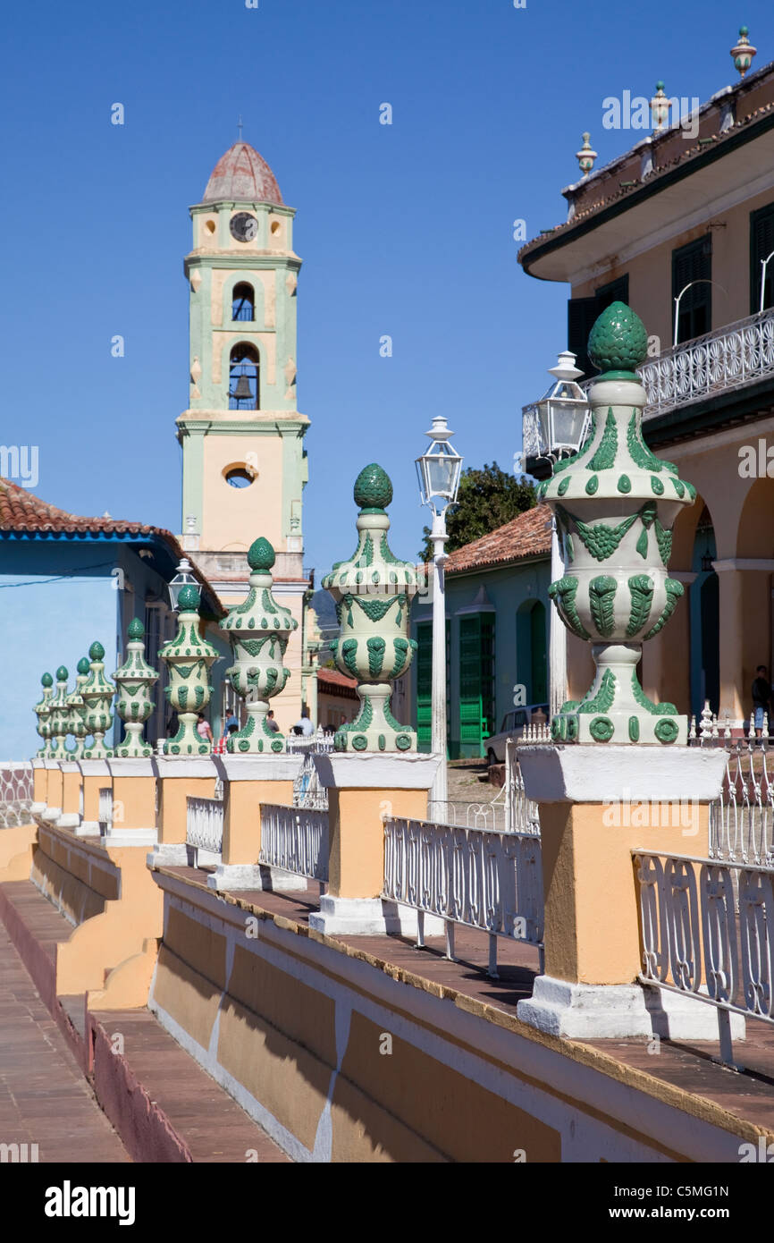 Cuba Trinidad. Urne decorative su pilastri circondano la Plaza Mayor. Torre Campanaria del convento di San Francisco nella parte posteriore. Foto Stock