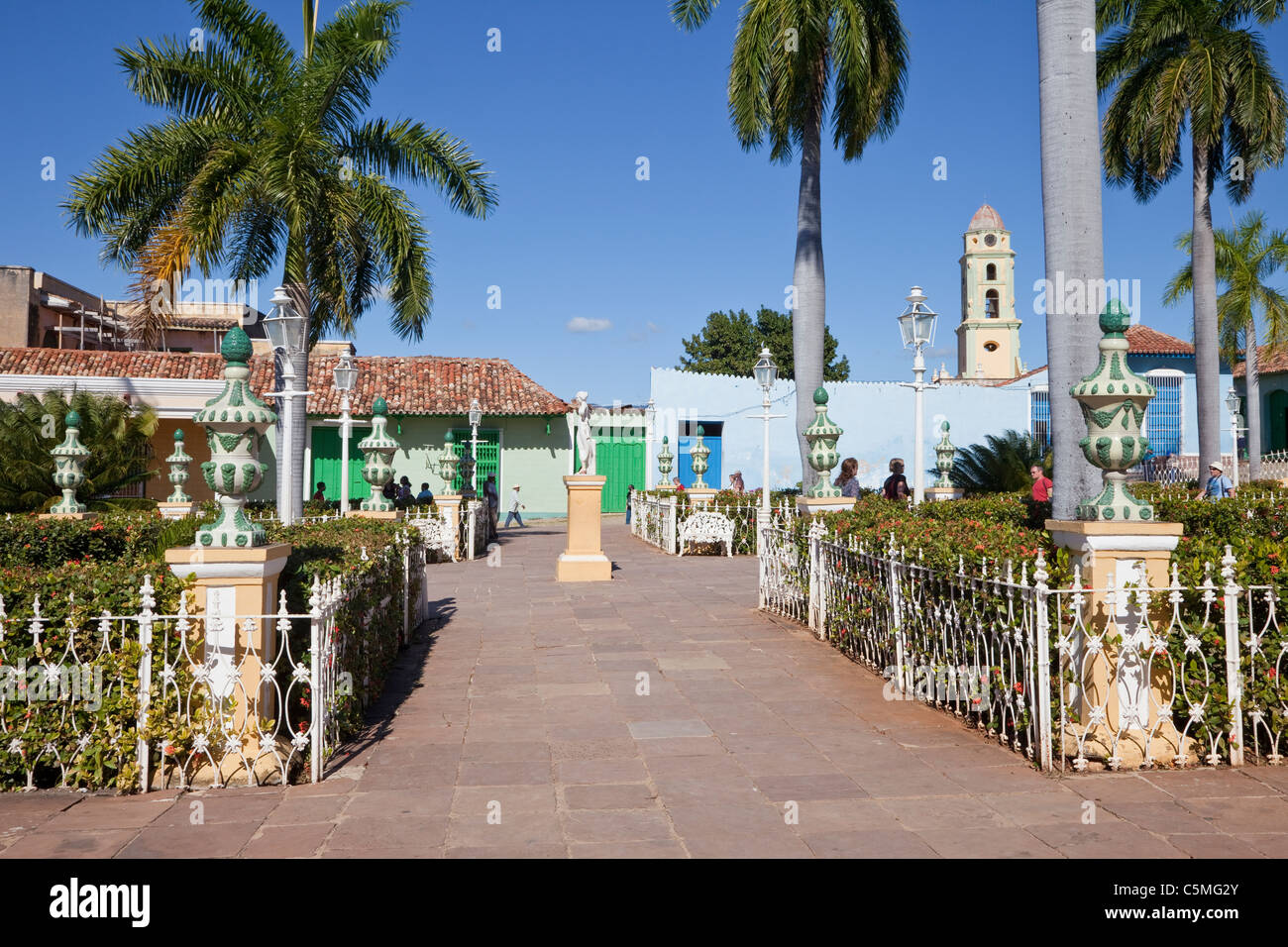 Cuba Trinidad. Plaza Mayor. Torre Campanaria del convento di San Francisco, sfondo a destra. Foto Stock