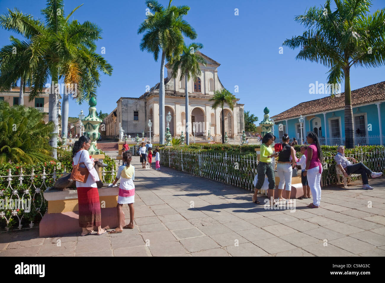 Cuba Trinidad. Plaza Mayor, Chiesa della Santa Trinità in background, tardo XIX secolo. Foto Stock