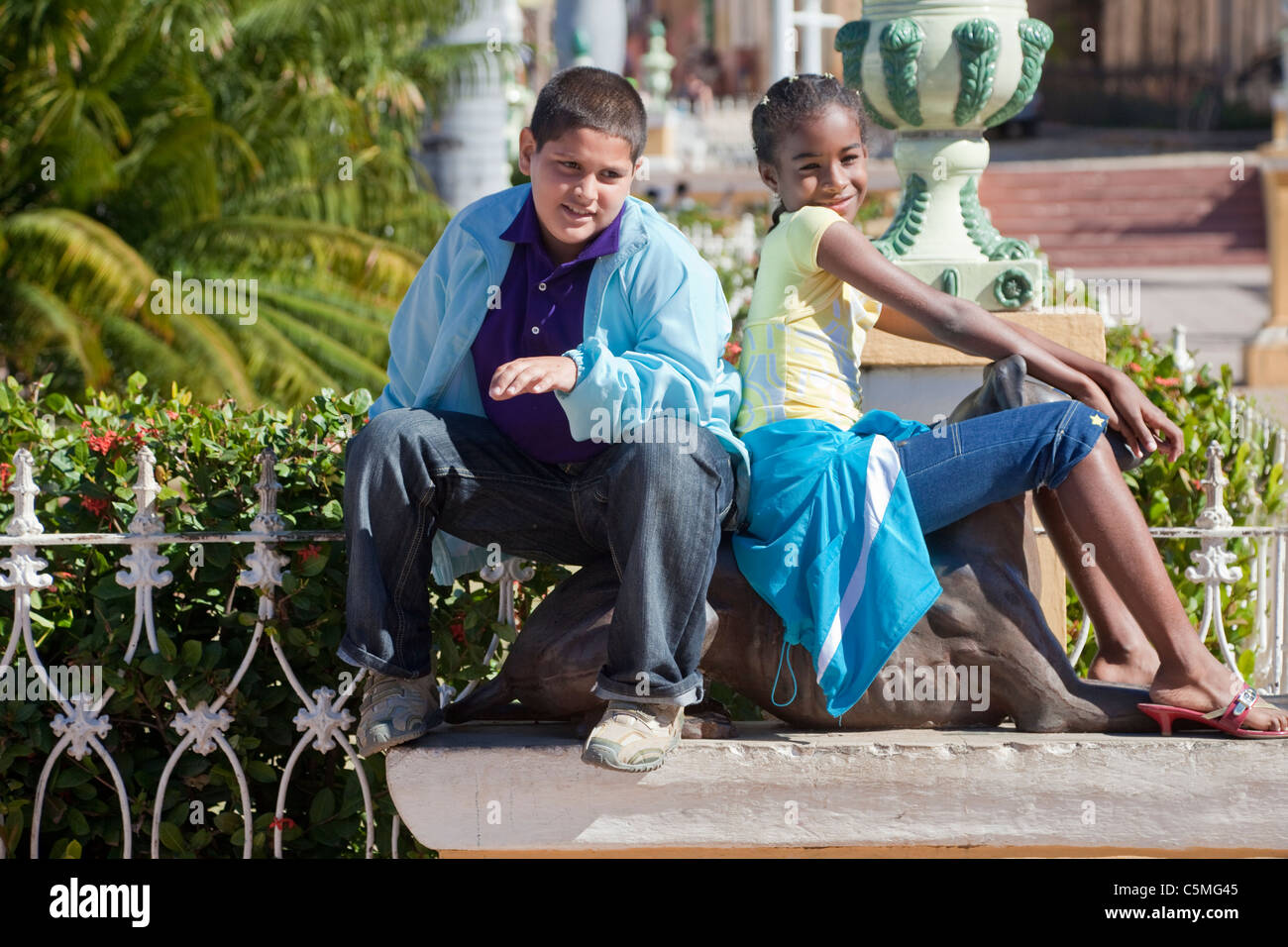 Cuba Trinidad. Un ragazzo e una ragazza in Plaza Mayor. Foto Stock