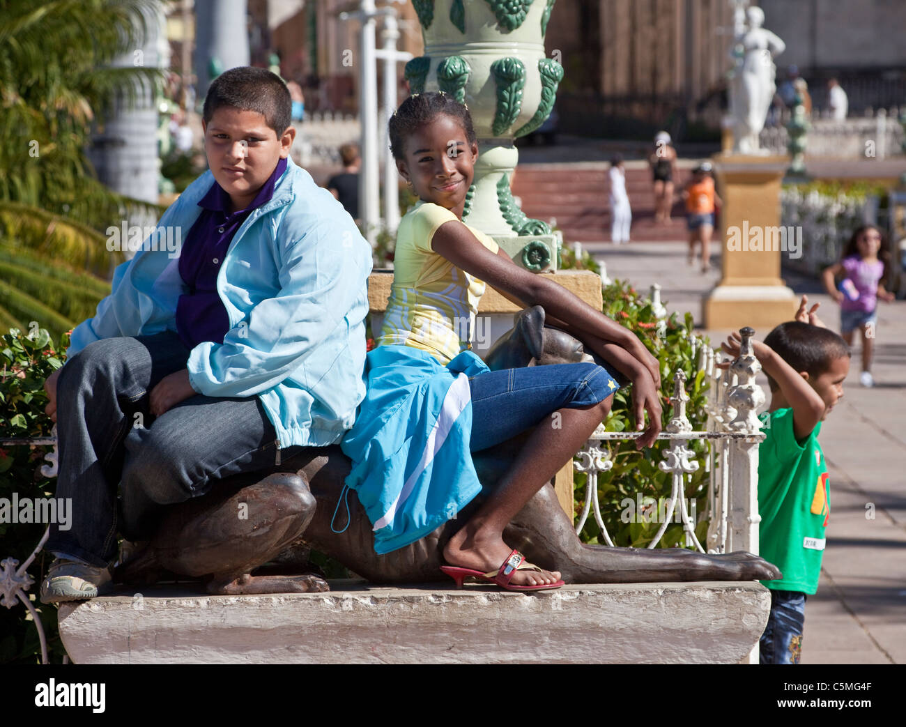 Cuba Trinidad. Un ragazzo e una ragazza in Plaza Mayor. Foto Stock