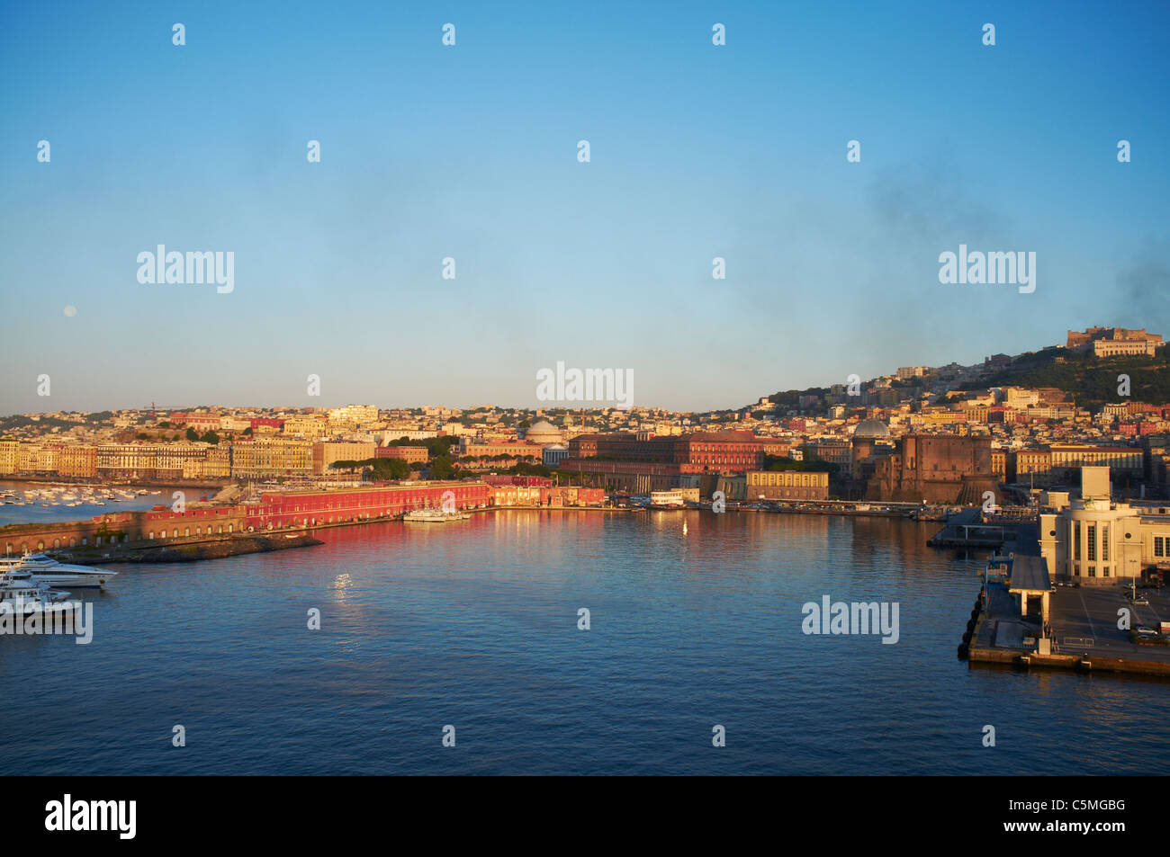 Il porto di Napoli al mattino presto in Italia Foto Stock