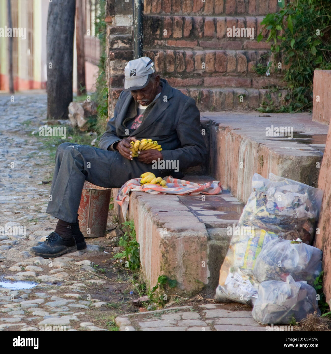 Cuba Trinidad. Venditore ambulante contando le banane a sinistra per vendere. Foto Stock