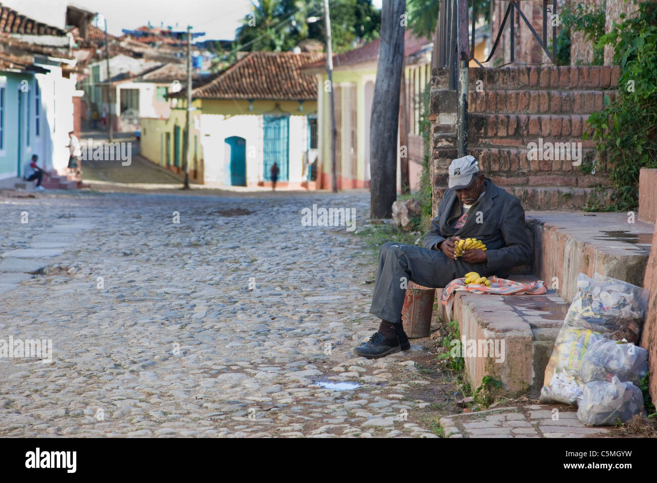 Cuba Trinidad. Venditore ambulante contando le banane a sinistra per vendere. Foto Stock