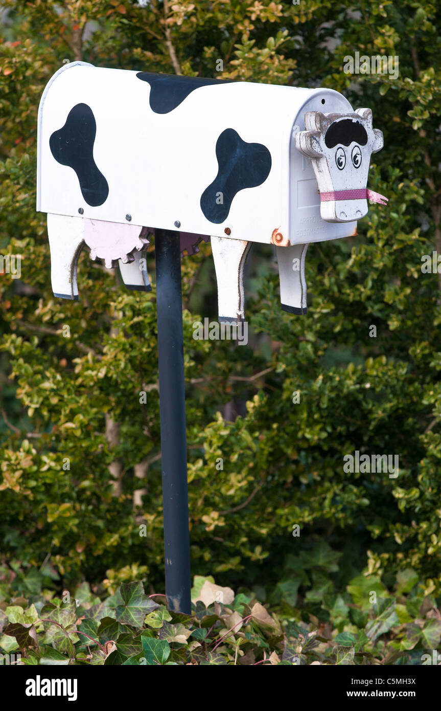 Cassetta postale di fantasia nella forma di una mucca Foto Stock