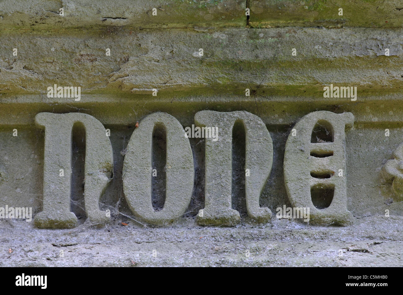 La parola nessuno, dettaglio di St Leonard Chiesa esterno, Charlecote Warwickshire, Inghilterra, Regno Unito Foto Stock
