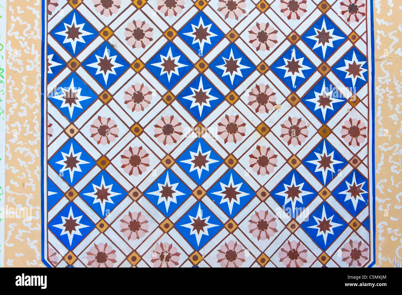 Trinidad, Cuba. Piastrelle decorate su una parete di un edificio nella Plazuela del Jigue. Foto Stock