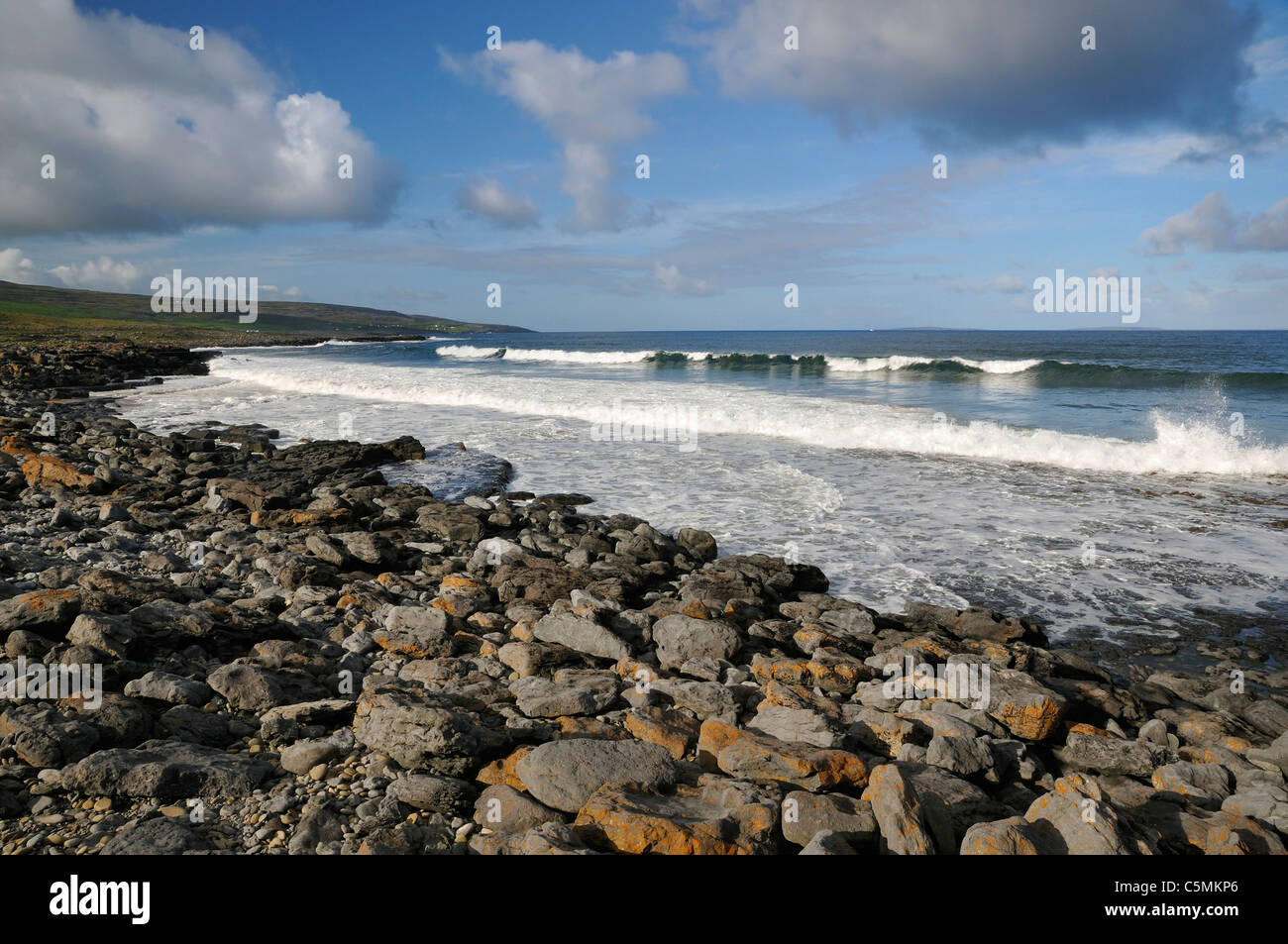 Surf sulla spiaggia Fanore, Co. Clare, Irlanda Foto Stock