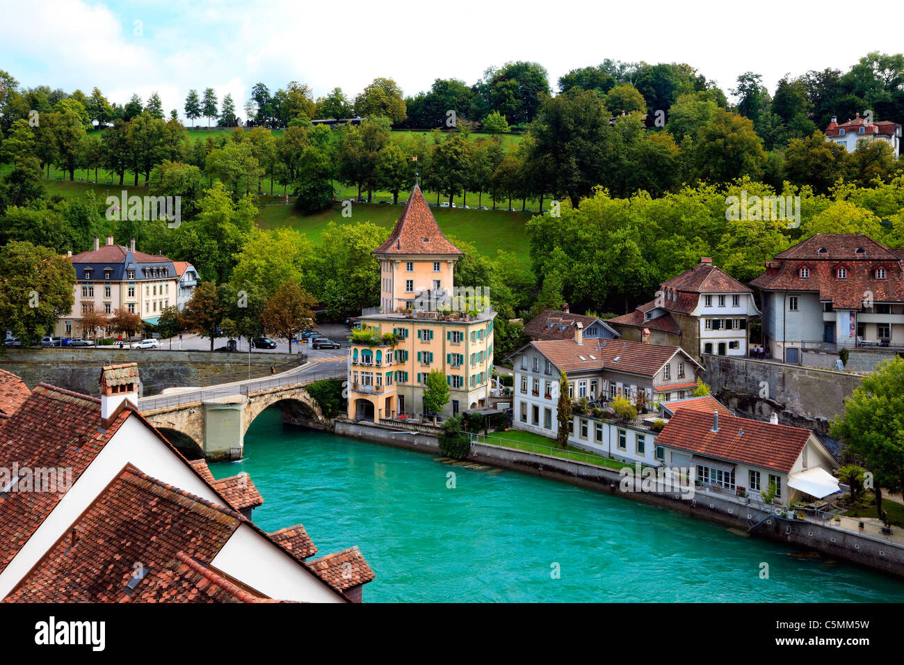 Ponte sul fiume Aare e colorate case di città in città vecchia bernese district, Svizzera Foto Stock