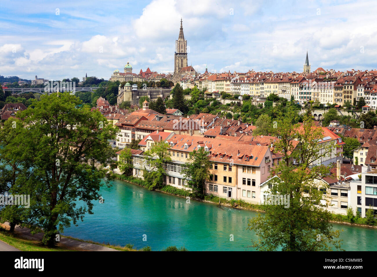 Berna è la capitale della Svizzera. Panorama con la cattedrale e il fiume Aare. Foto Stock