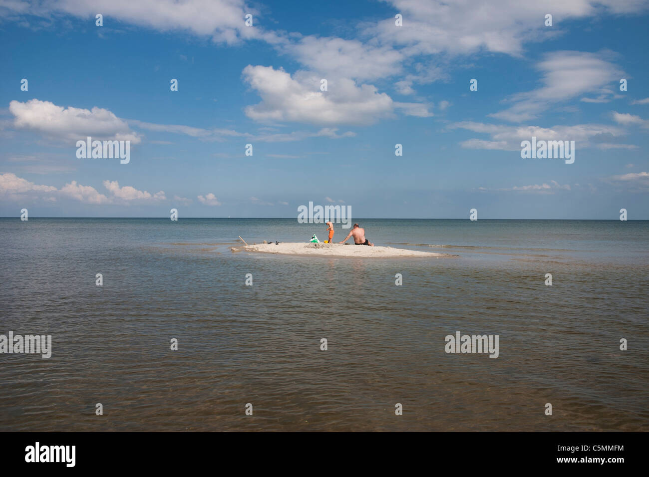 Un uomo con un bambino su un isola Foto Stock