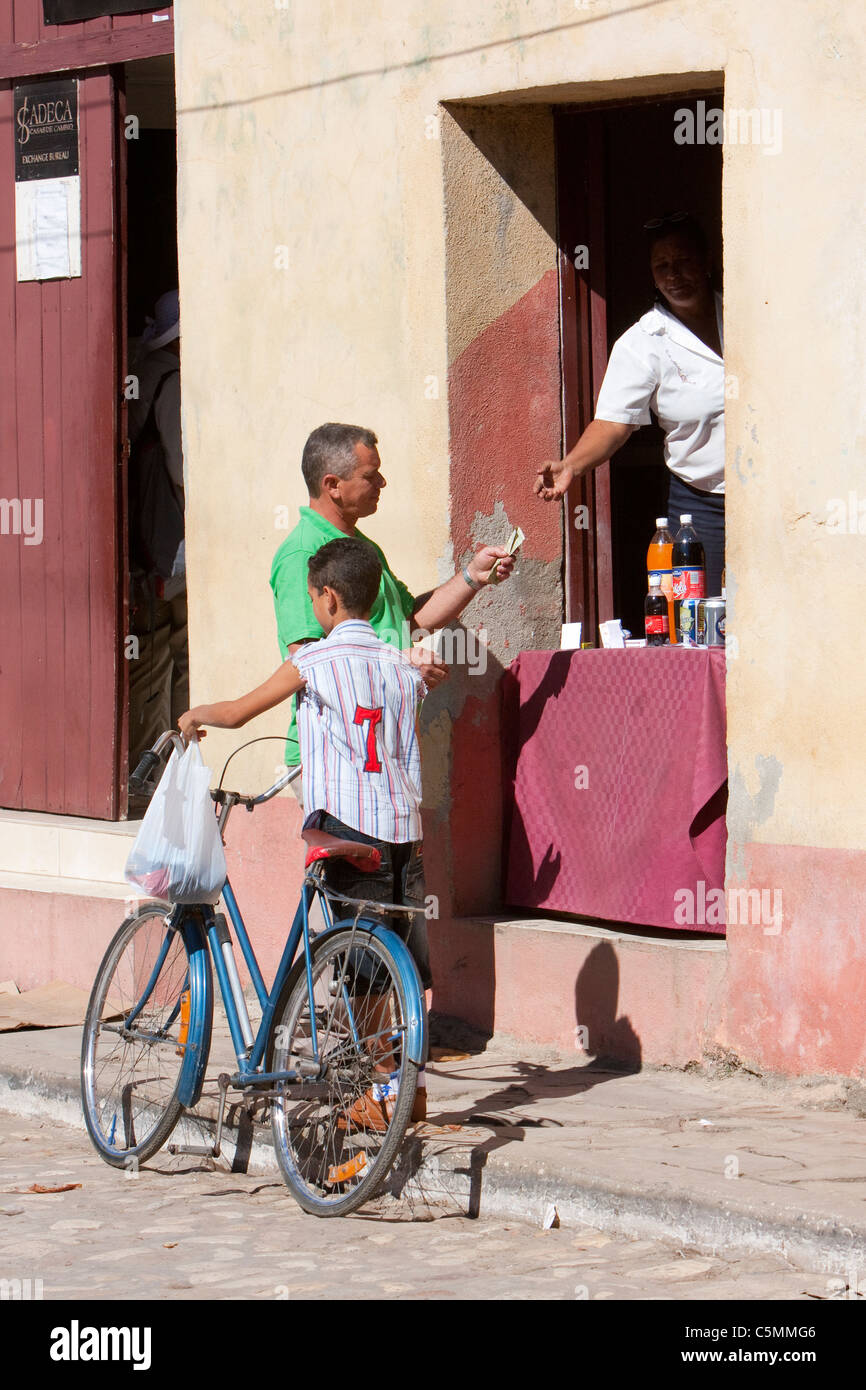 Cuba Trinidad. I clienti che acquistano un soft drink presso un negozio privato in una casa porta. Foto Stock