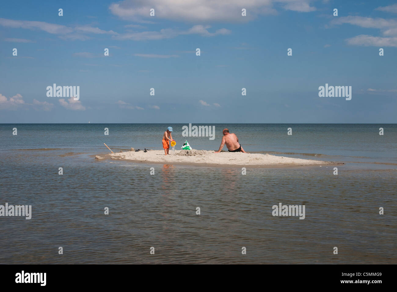 Un uomo con un bambino su un isola Foto Stock
