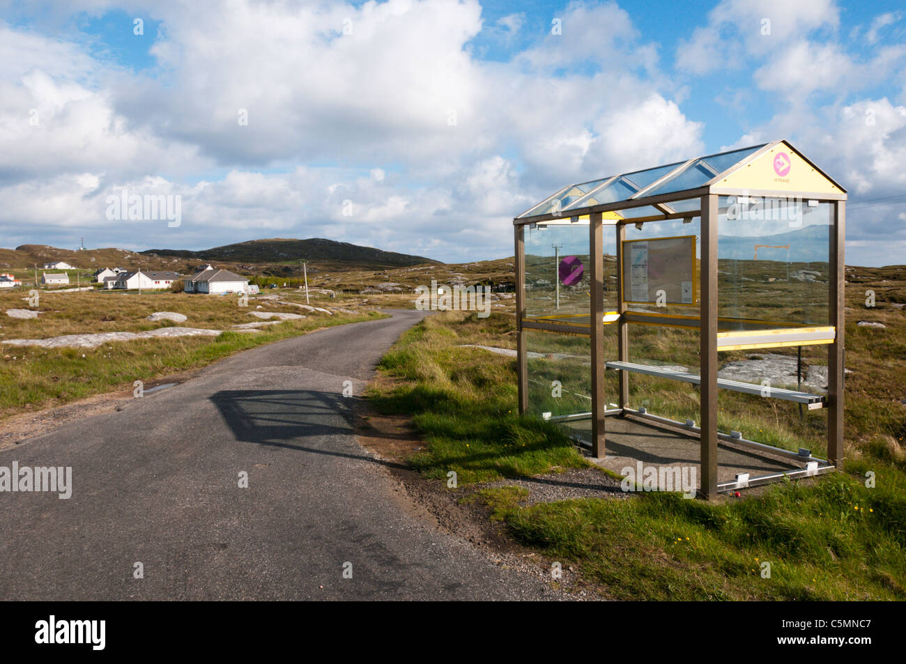Un bus shelter a Bruairnis sull'Isle of Barra nelle Ebridi Esterne, Scozia Foto Stock