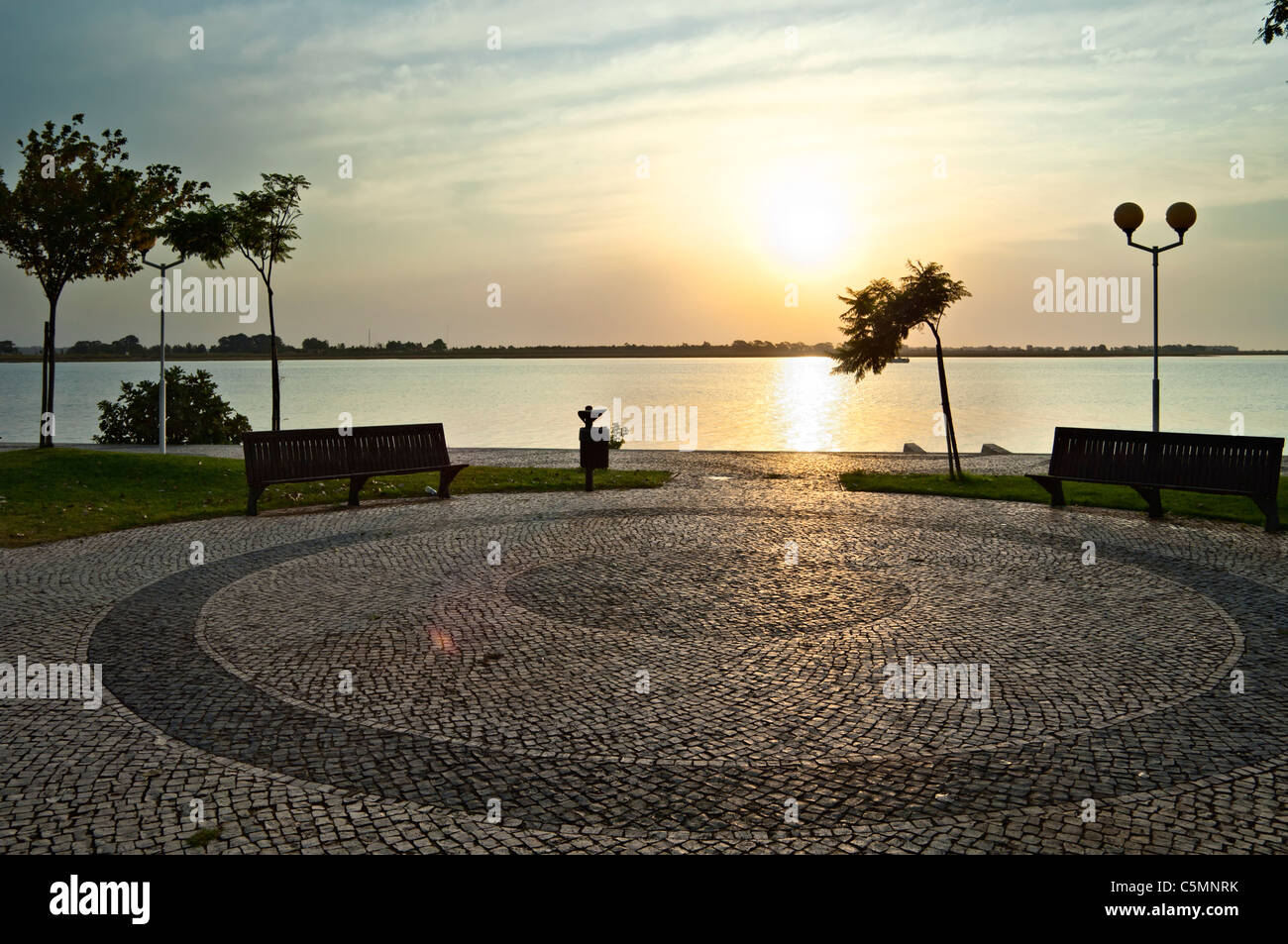 Alba sul fiume Guadiana una i ciottoli di Vila Real de Santo António, Algarve, PORTOGALLO Foto Stock