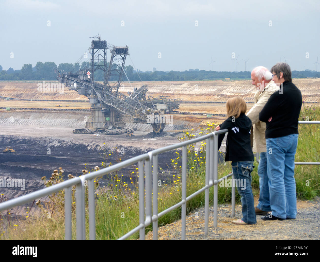 Per i visitatori in cerca di RWE open-cast marrone o lignite miniera di carbone a Garzweiler nella Renania settentrionale - Westfallia in Germania Foto Stock
