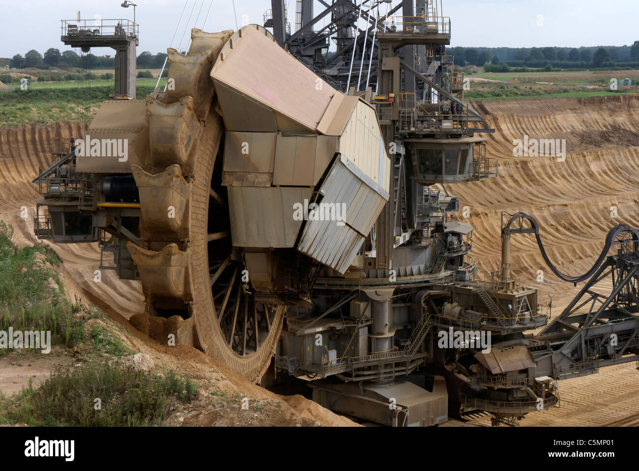 Grande scavo le macchine operanti in RWE open-cast marrone o lignite miniera di carbone a Hambach in Renania settentrionale - Westfallia in Germania Foto Stock