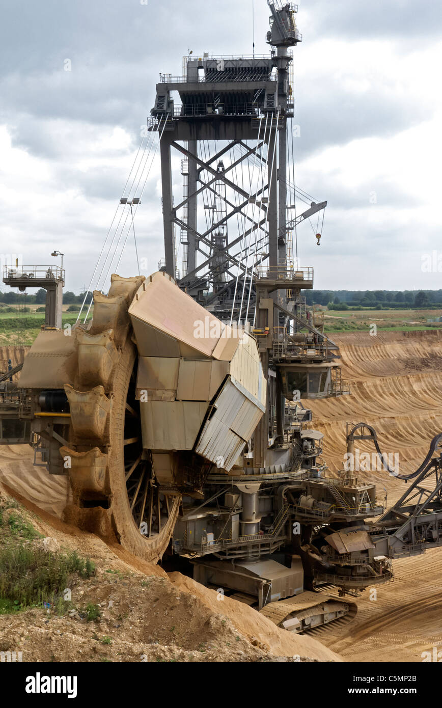 Grande scavo le macchine operanti in RWE open-cast marrone o lignite miniera di carbone a Hambach in Renania settentrionale - Westfallia in Germania Foto Stock
