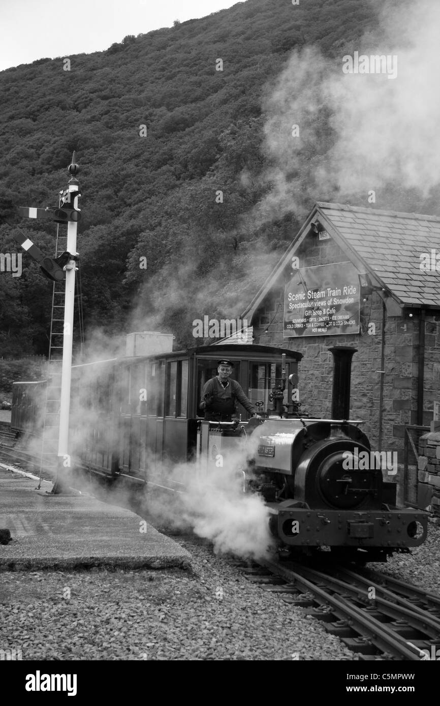 Llanberis Lake Railway No.2 'Thomas Bach' lasciando Padarn Park Station 07/8/2010. Foto Stock