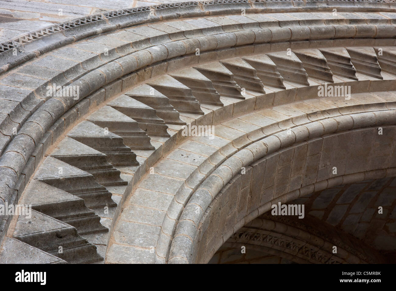 Archivolti - dettagli architettonici di una cattedrale arch fatto in stile gotico Foto Stock