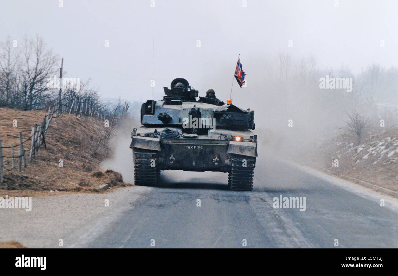 Truppe britanniche di mantenimento della pace parte della NATO dagli Hussars reali della Regina in Bosnia nel 1996 . in pattuglia in un carro armato Challenger Foto Stock