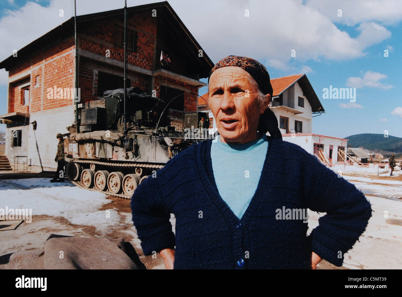 Una famiglia di serbi bosniaci si sposta di nuovo nella loro vecchia casa vicino a Mrkonjic Grad come postazioni di armi sono posizionati vicino Europa Foto Stock