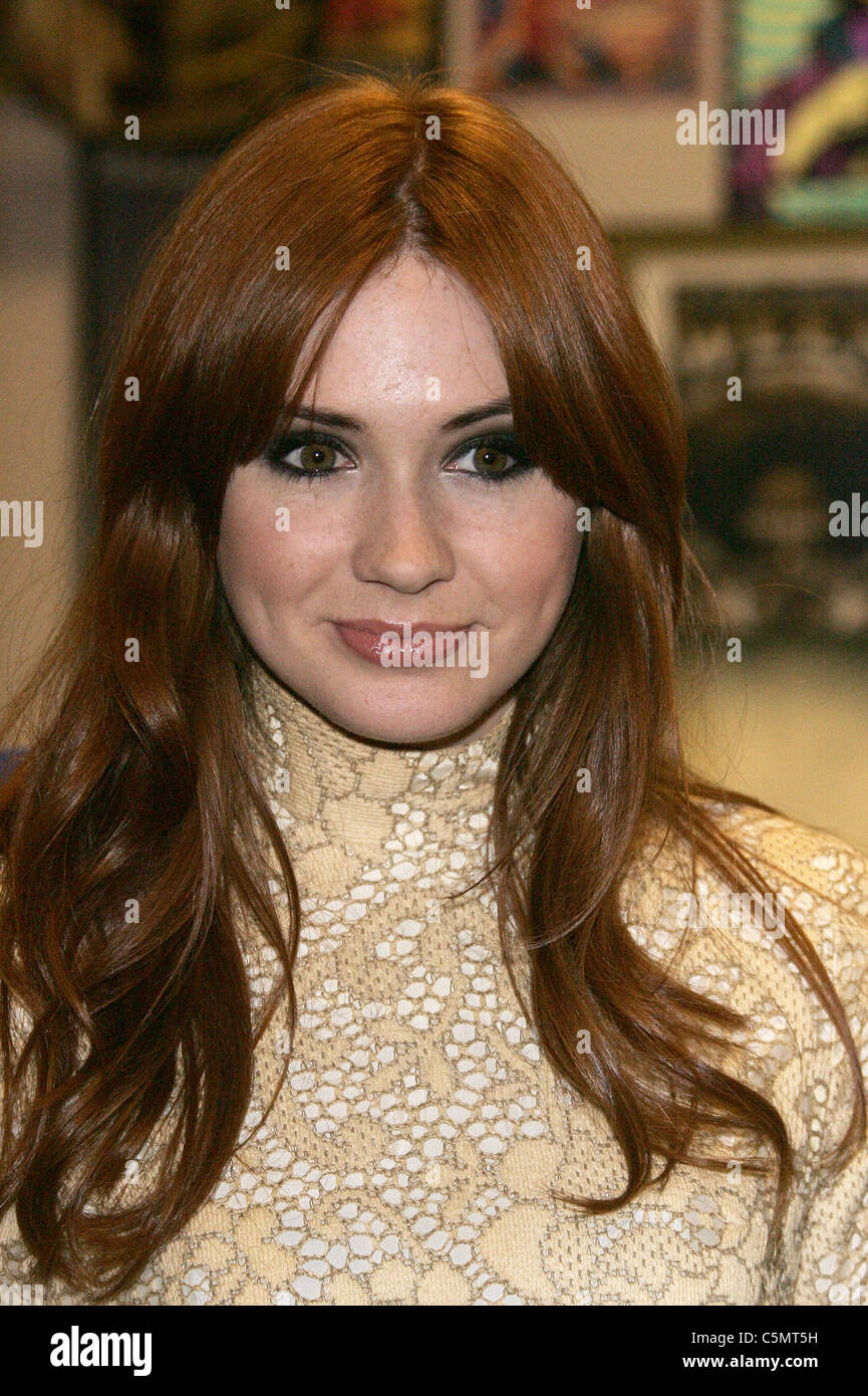 KAREN GILLAN MEDICO CHE FIRMA DVD HOLLYWOOD Los Angeles California USA 26 Luglio 2011 Foto Stock