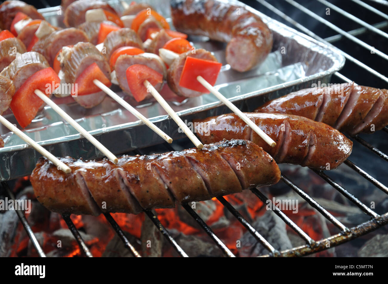 Un barbecue con carbone e un po' di cibo Foto Stock