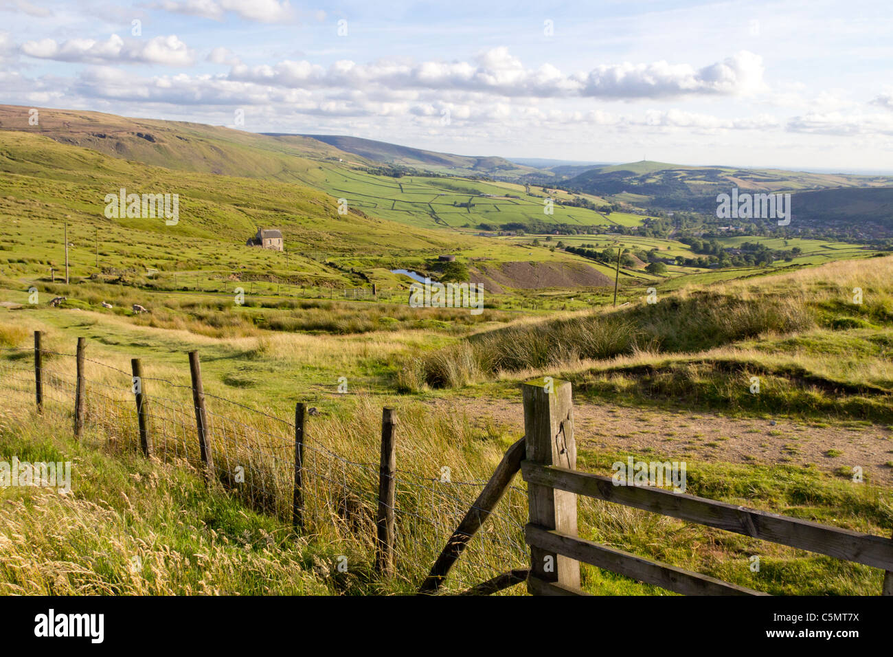 Brun Clough su Marsden Moor in Pennines, Inghilterra, Regno Unito guardando verso Diggle, Uppermill e Harrop Dale Foto Stock