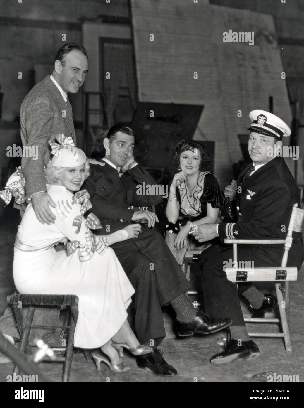 La cena a otto sul set del 1933 MGM film con da l: Jean Harlow, Clark Gable, sconosciuto e Wallace Beery Foto Stock