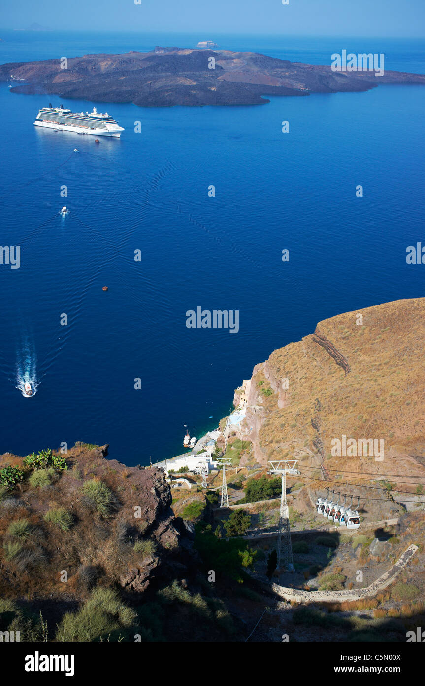Vista sul porto di Santorini o Thera Grecia con una nave da crociera ancorato nel porto Foto Stock