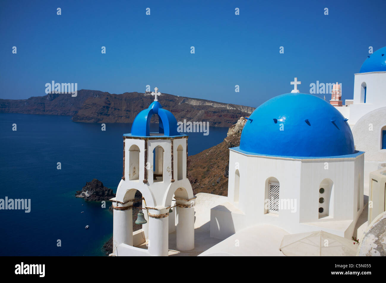 Il famoso le cupole blu di Anastasi chiesa nel villaggio di Oia Santorini Grecia Foto Stock