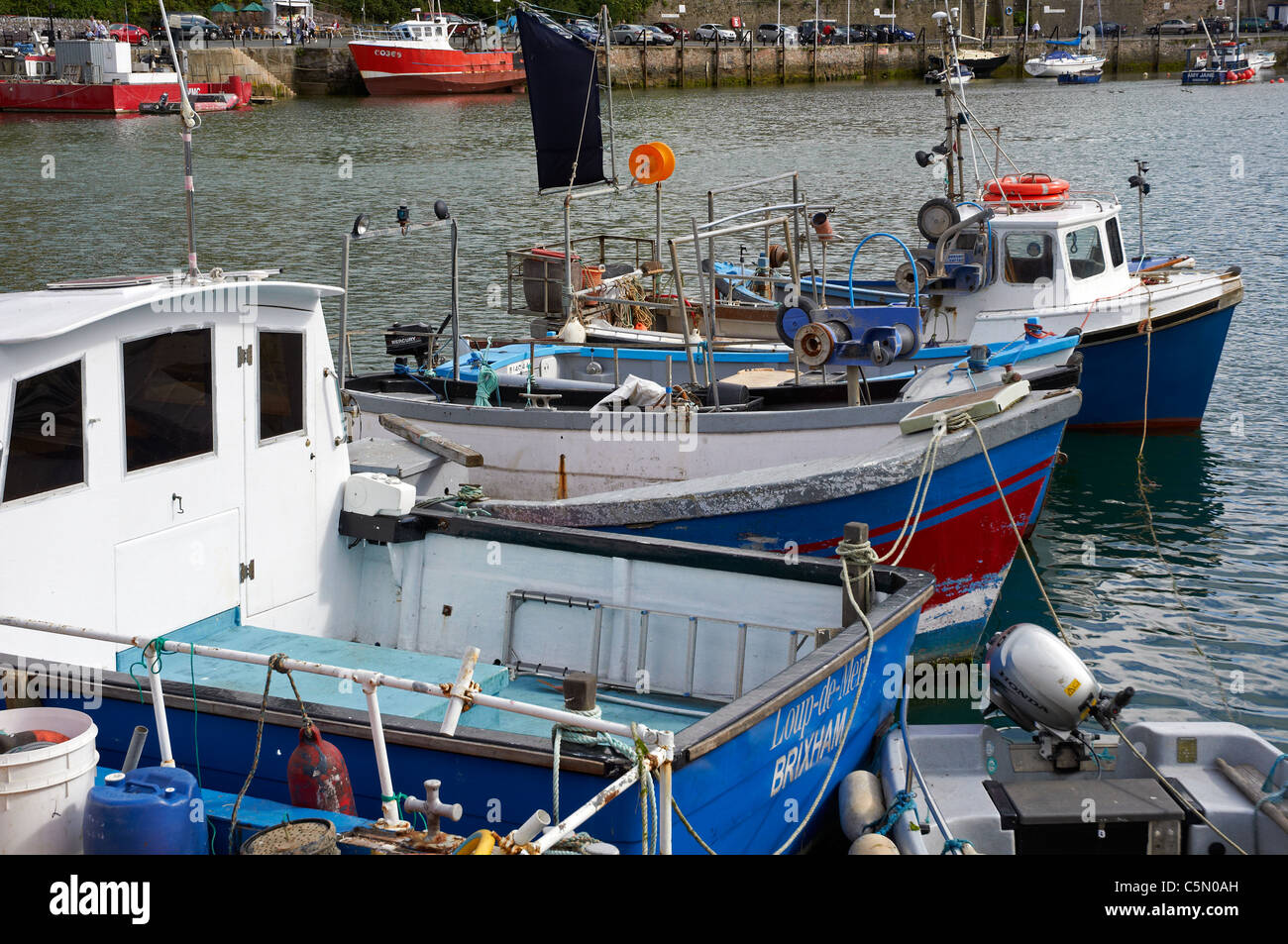 Barche da pesca in porto a Brixham, Devon, Inghilterra Foto Stock