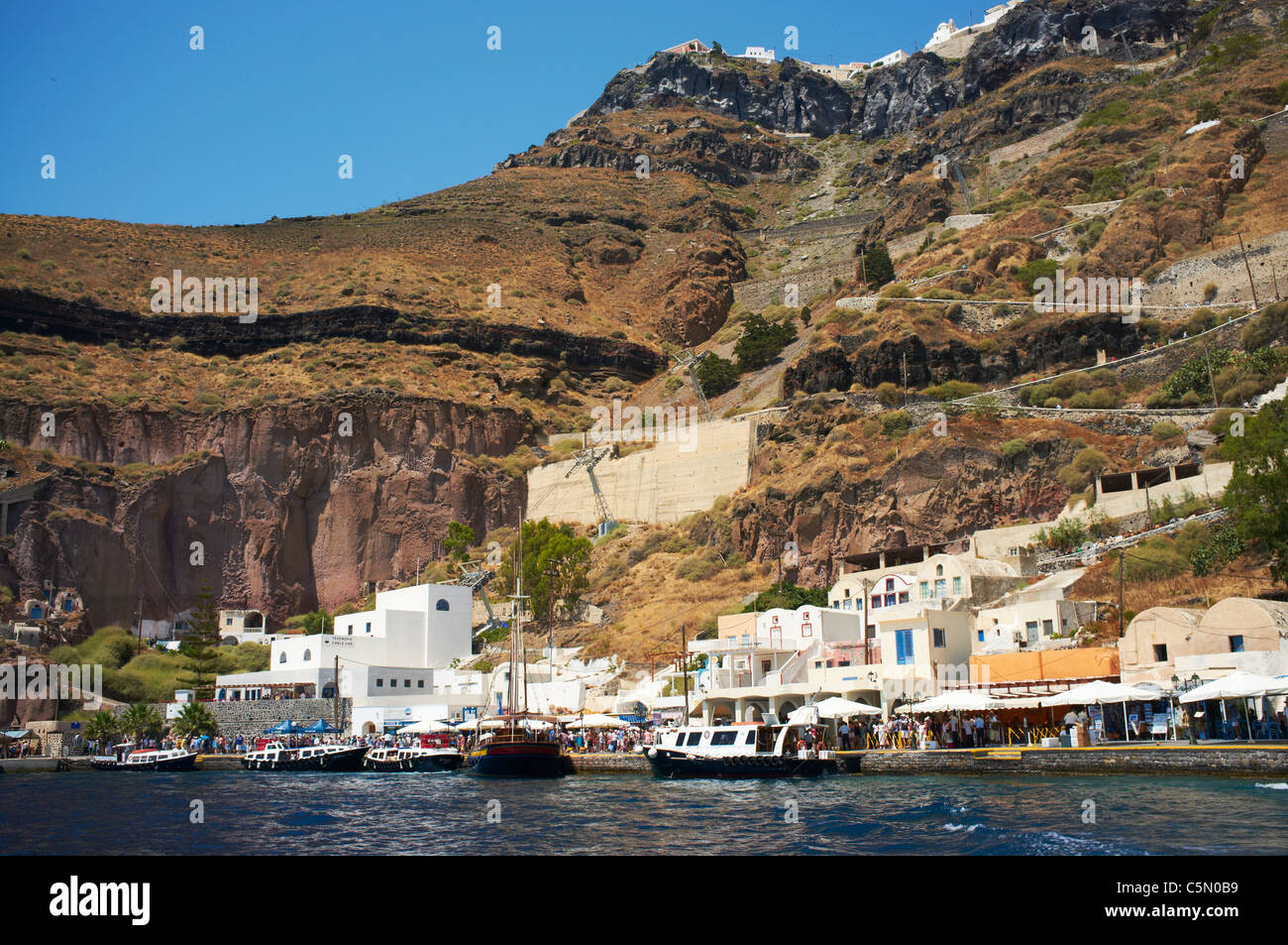 Vista del Porto di Fira di Santorini o Thera Grecia Foto Stock