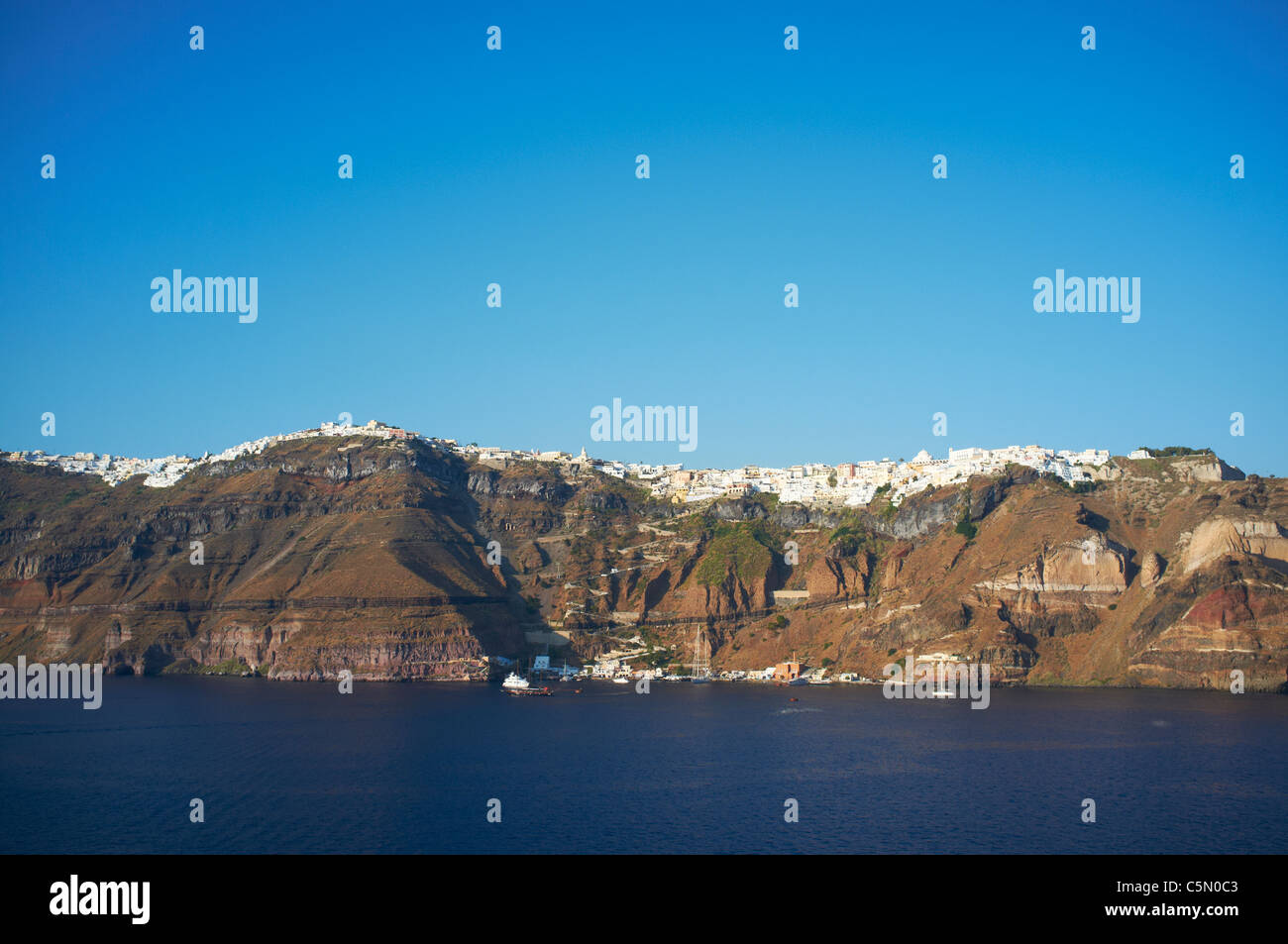 Vista del Porto di Fira di Santorini o Thera Grecia Foto Stock