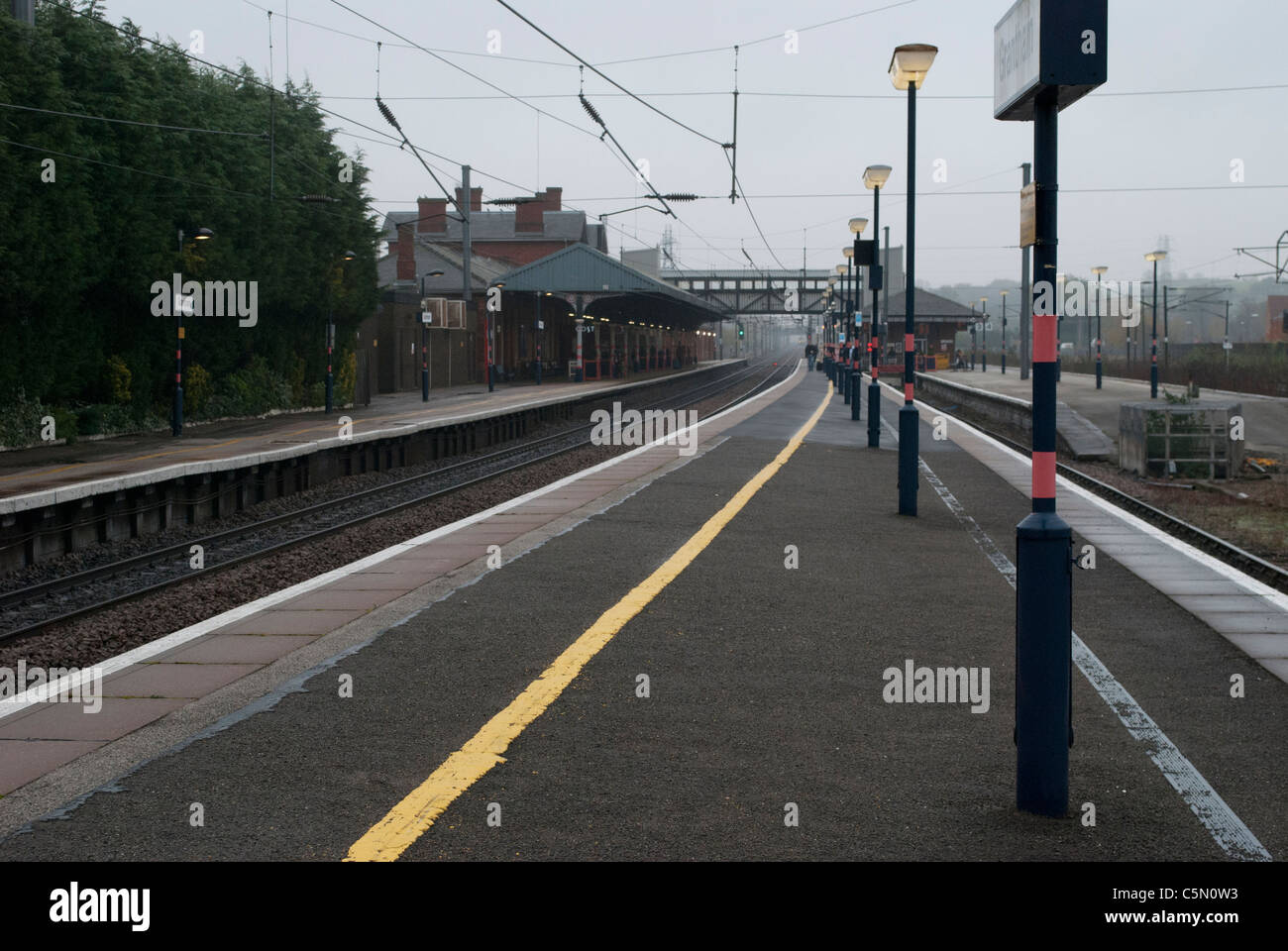 La piattaforma a Grantham station su un giorno nuvoloso Foto Stock