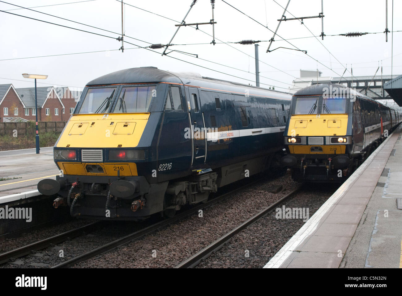 Due National Express treni a Grantham station su nuvoloso giorno. A est della linea costiera Foto Stock