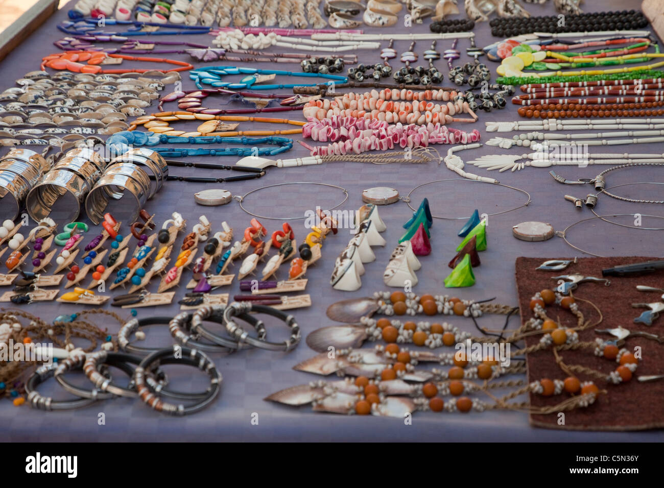 Cuba Trinidad. Gioielli e oggetti di artigianato, mercato di souvenir per i turisti. Foto Stock