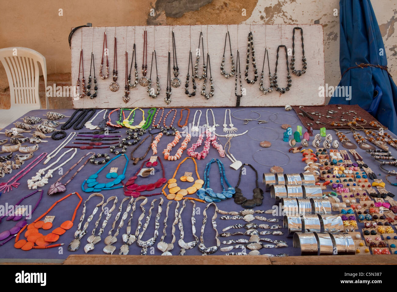 Cuba Trinidad. Gioielli e oggetti di artigianato, mercato di souvenir per i turisti. Foto Stock