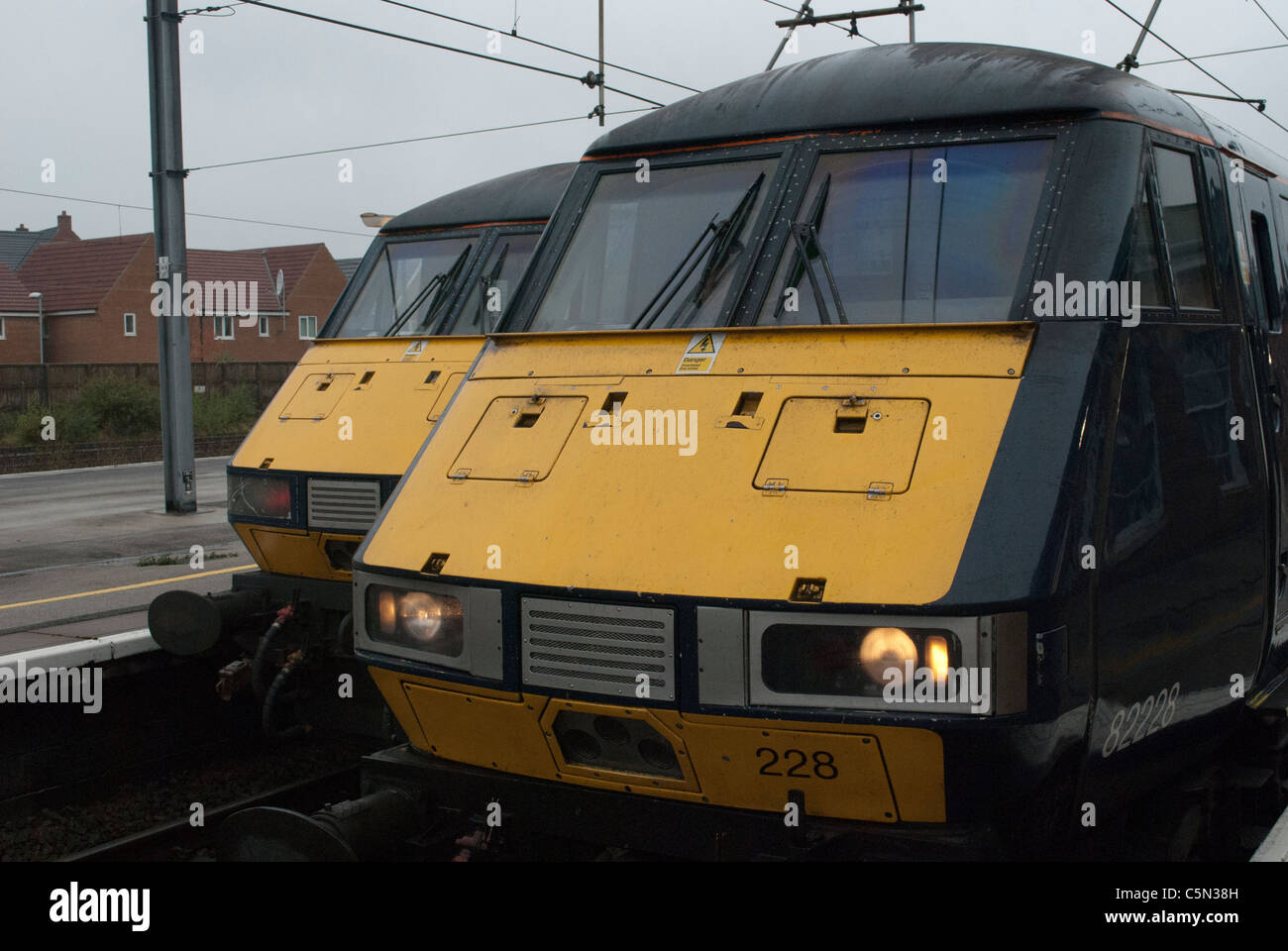 Due National Express treni a Grantham station su nuvoloso giorno. A est della linea costiera Foto Stock