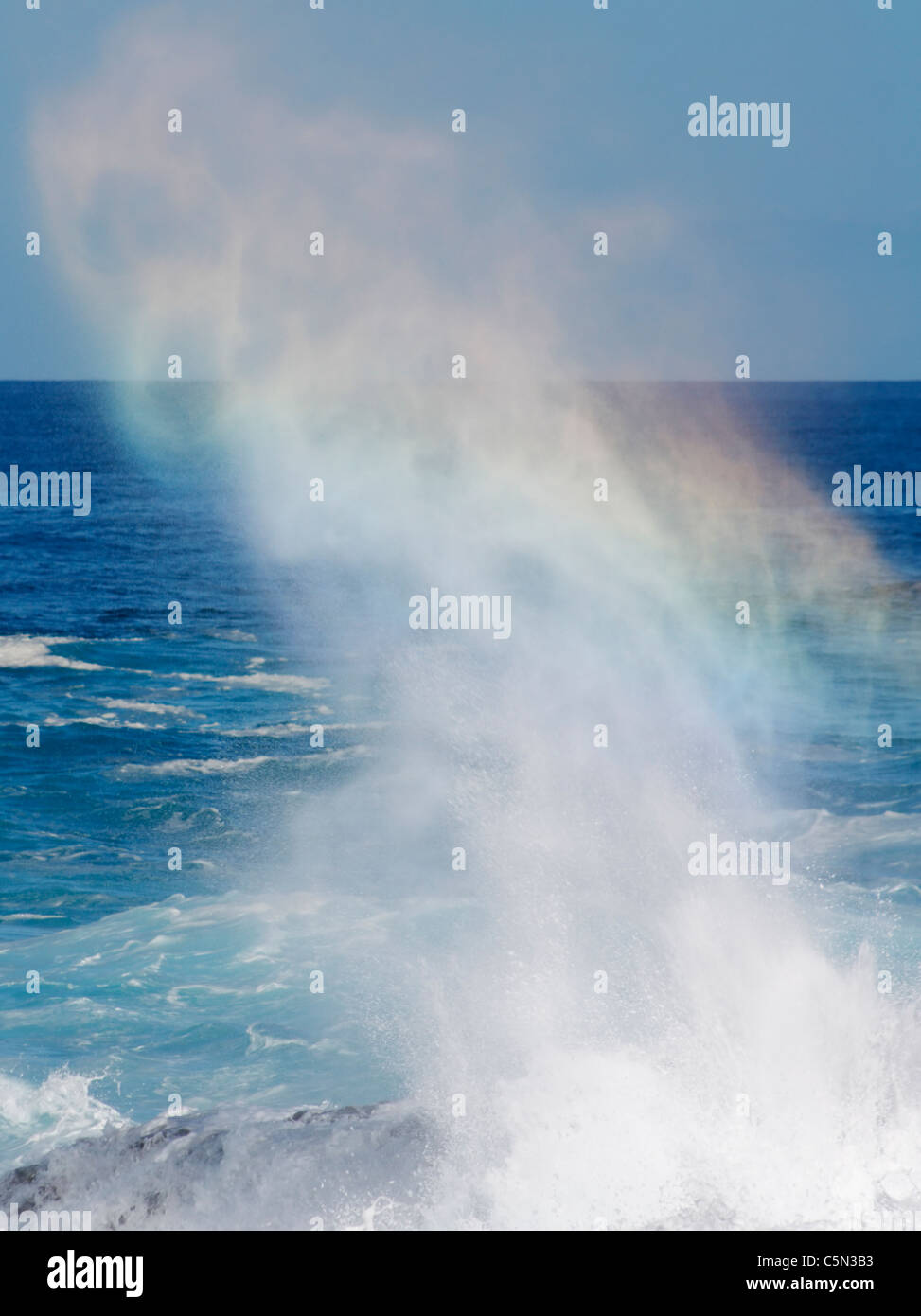 Effetto arcobaleno attraverso braking wave Foto Stock