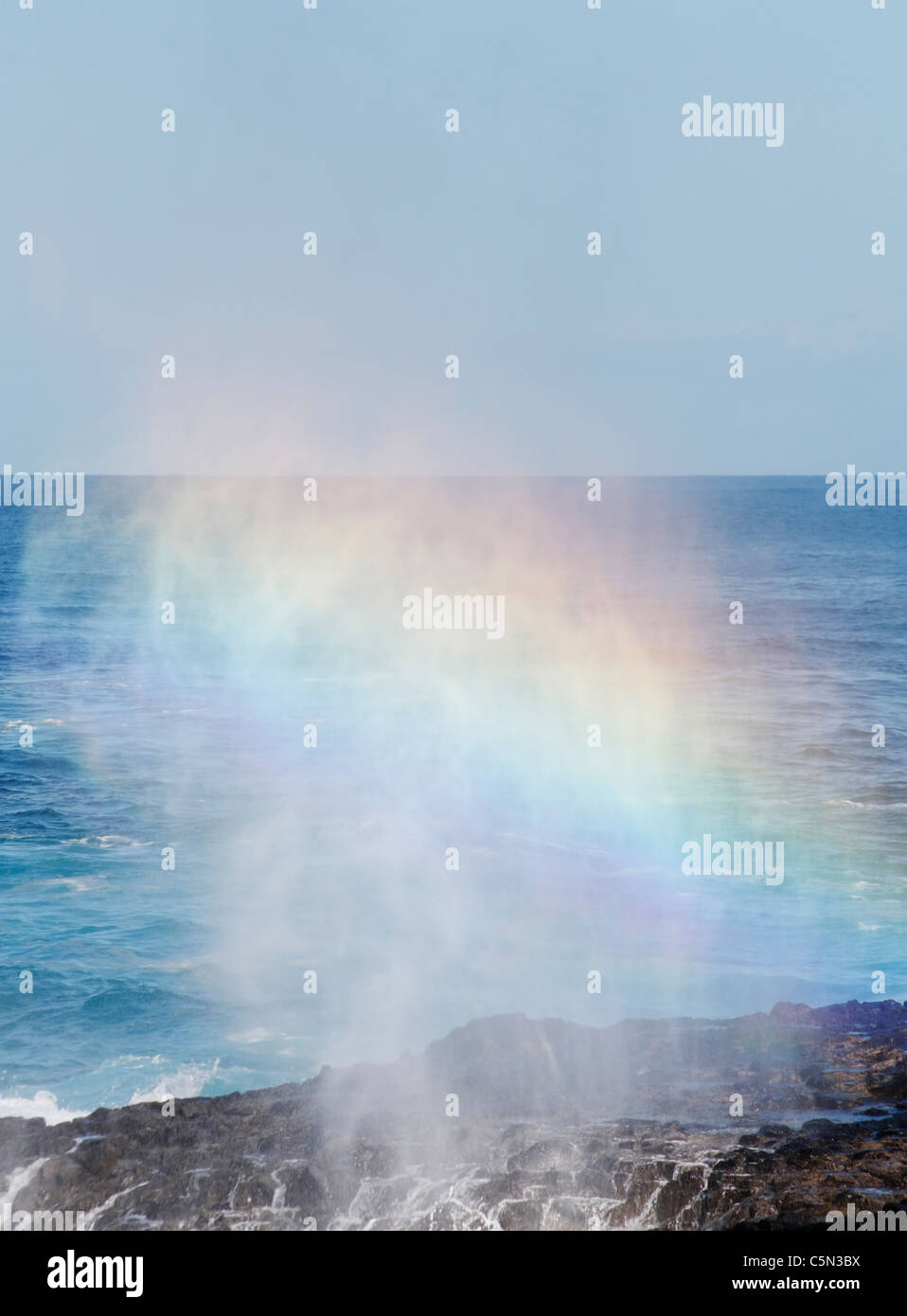 Effetto arcobaleno attraverso braking wave Foto Stock