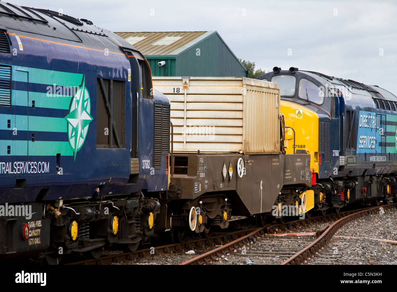 Direct Rail Service 37682 37688 Classe 37 locomotive diesel DRS  treno che trasporta fiasca di combustibile nucleare esaurito a Morecambe, Lancashire, Regno Unito Foto Stock