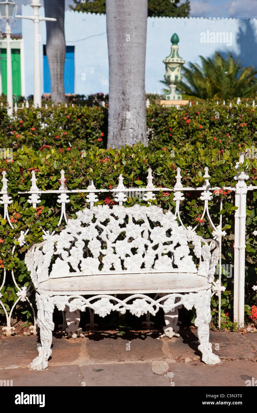 Cuba Trinidad. Ferro battuto sedia in Plaza de Armas. Foto Stock