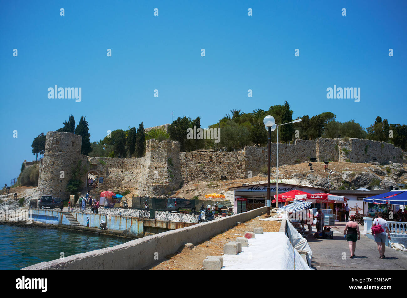 La fortezza sull isola Guvercin noto anche come Pigeon Island e Bird Island Kusadasi Turchia Foto Stock
