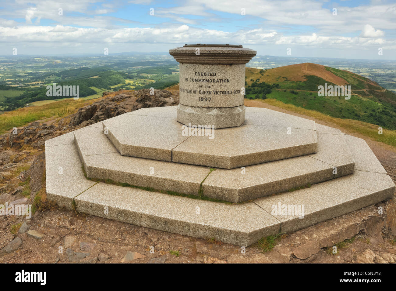 Malvern Hills Worcestershire Inghilterra Vertice paesaggio Sumit e Monumento alla regina Victoria 1897 Foto Stock