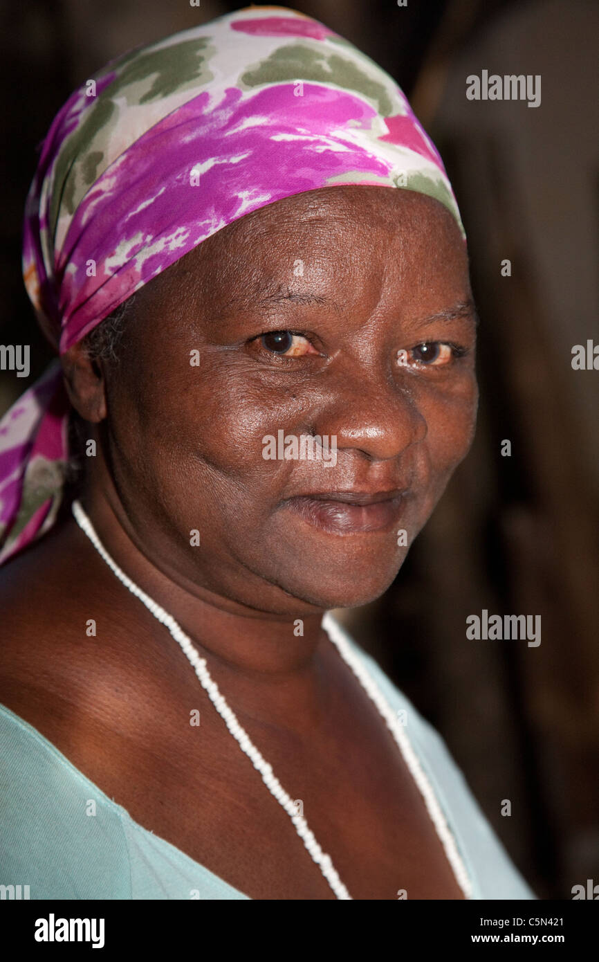 Cuba Trinidad. Donna afro-cubane sacerdotessa di afro-cubane sincretiche movimento religioso. Foto Stock
