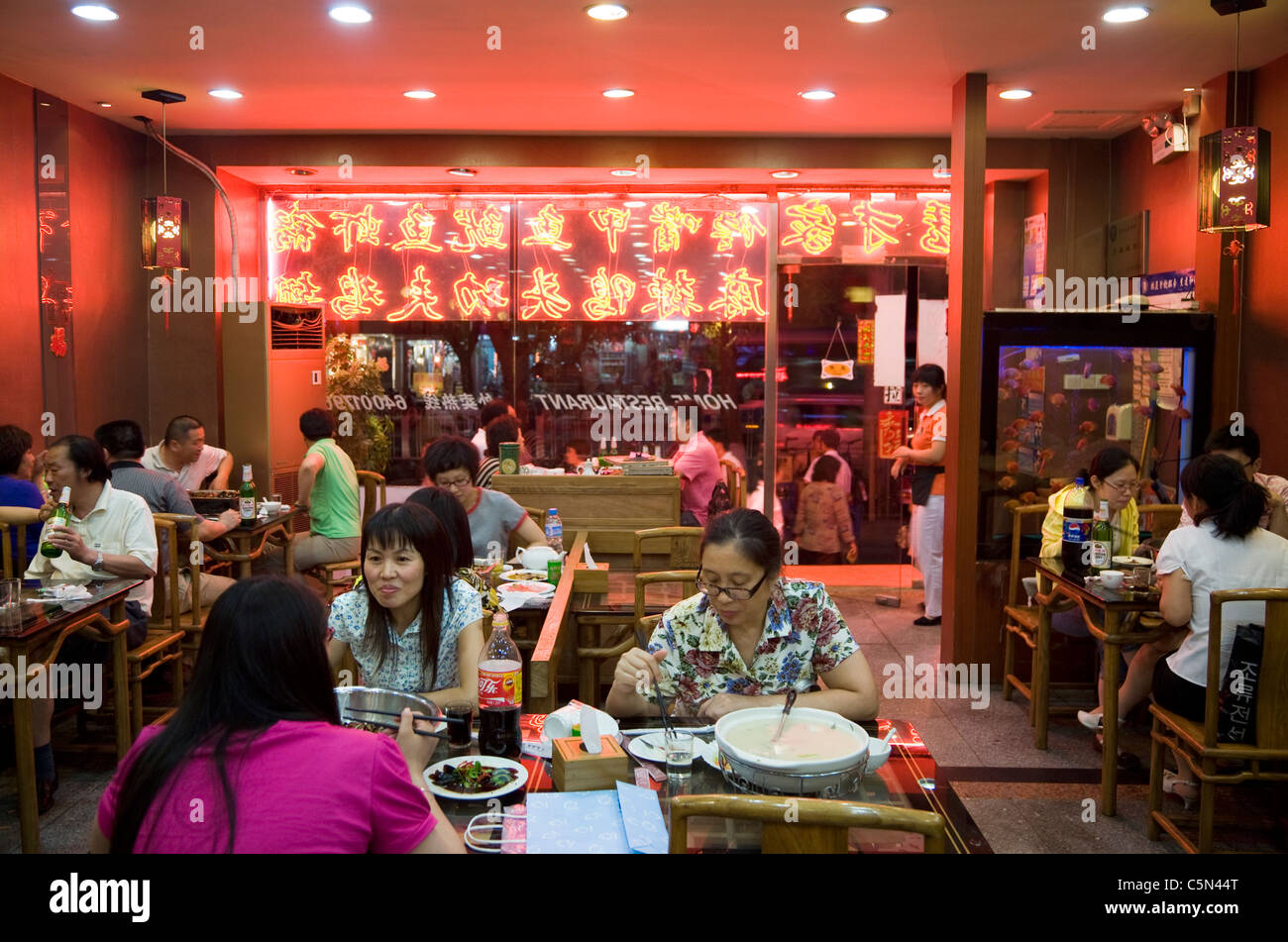 Interno / all'interno di un autentico (vero e autentico di etnia) ristorante cinese a Pechino, Cina, con i clienti e Diners. Foto Stock