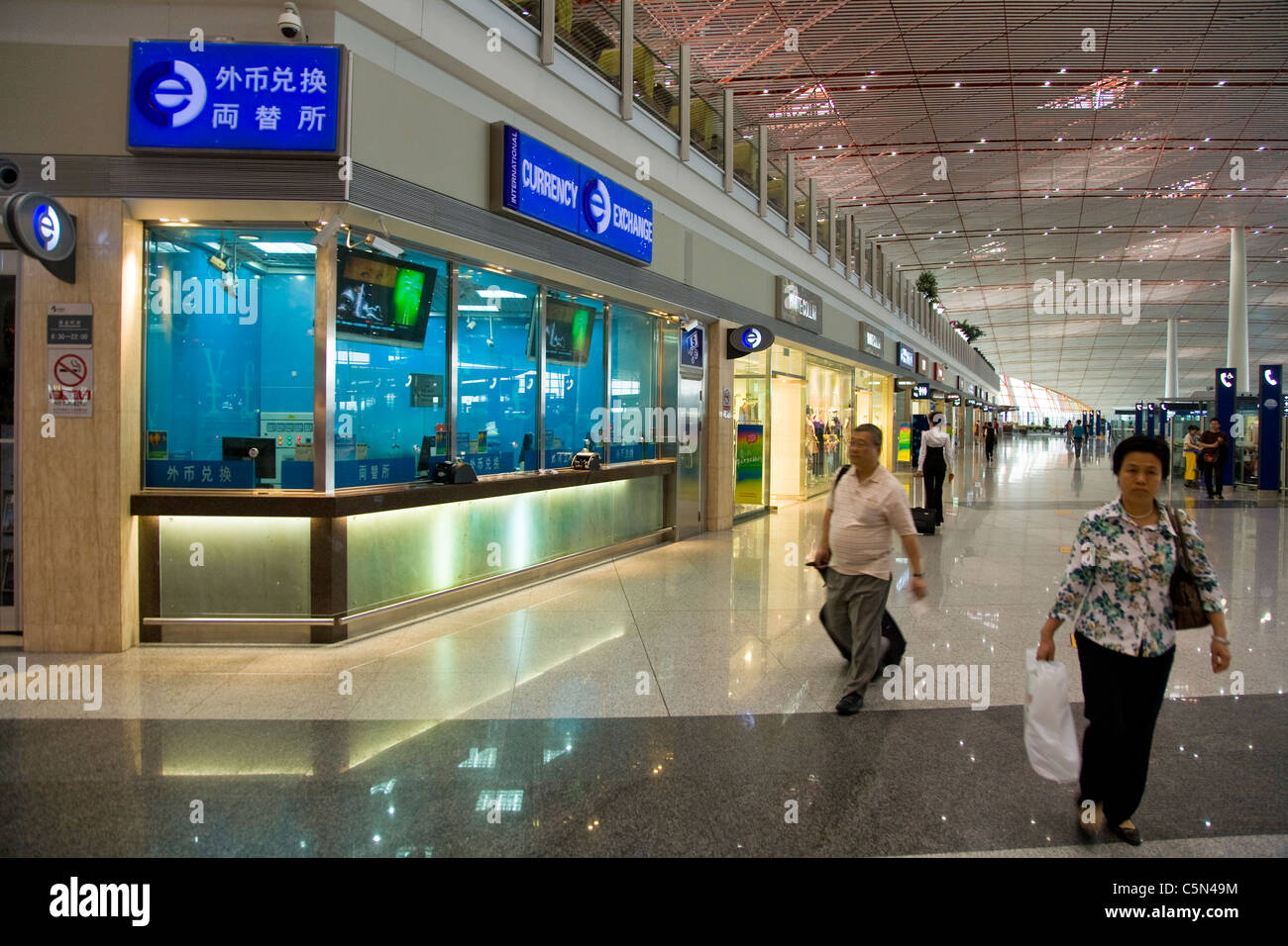 Bureau de Change Office gestito da Cambio Valuta Internazionale -' di ghiaccio Plc. all'Aeroporto Internazionale Capital di Pechino CINA Foto Stock