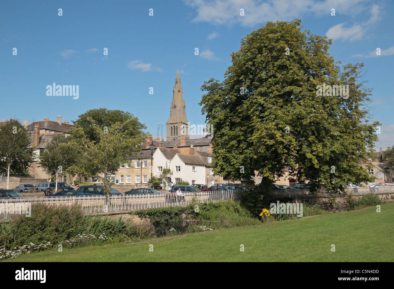 Vista su Stamford verso la chiesa di Santa Maria da vicino al fiume Welland a Stamford, Lincolnshire, Regno Unito. Foto Stock